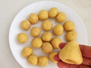 11、宝宝健康食谱  黄金小窝头,把窝头外面捏光滑，一个小窝头做好了