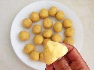 9、宝宝健康食谱  黄金小窝头,取一个面团，用拇指在底边捏出一个小洞