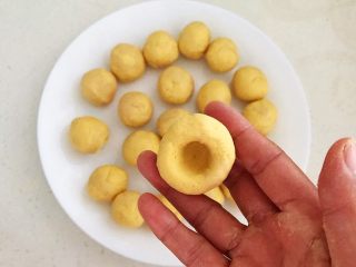 10、宝宝健康食谱  黄金小窝头,把小洞边缘捏光滑