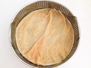 13、宝宝健康食谱  黄金小窝头,在笼屉里面放入一块湿布