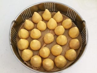 14、宝宝健康食谱  黄金小窝头,把窝头放入笼屉