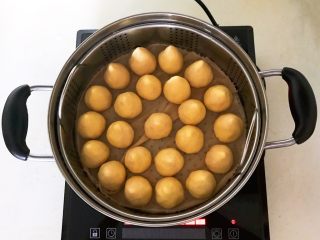 15、宝宝健康食谱  黄金小窝头,把笼屉放入蒸锅里