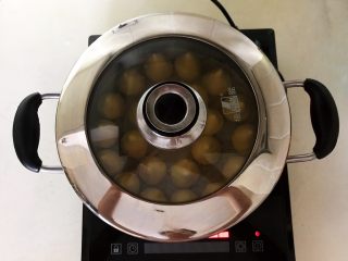 16、宝宝健康食谱  黄金小窝头,盖上锅盖，大火烧开后蒸12分钟