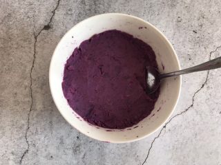 2、千层紫薯酥,蒸熟后加10g白糖压成泥 备用