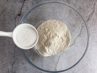 3、千层紫薯酥,中筋面粉中加入白糖