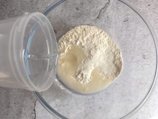 4、千层紫薯酥,加入温水