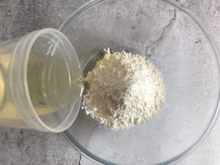 7、千层紫薯酥,低筋面粉中加入食用油