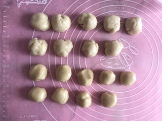 9、千层紫薯酥,把水油皮和油酥分别分成9份