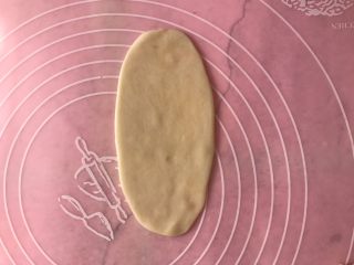 11、千层紫薯酥,擀成长条