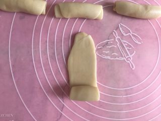 13、千层紫薯酥,然后在擀成长条在从一头卷起来