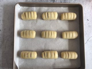 17、千层紫薯酥,放入烤盘，划几刀