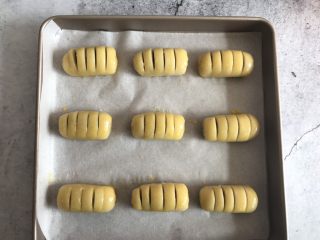 18、千层紫薯酥,刷上鸡蛋液