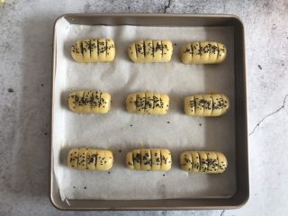 19、千层紫薯酥,撒上黑芝麻，放入提前预热好的烤箱上下火180度烤20分钟左右