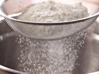 3、咸蛋黄饼干,中筋面粉、全麦面粉和低筋面粉,过筛备用