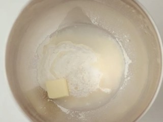 4、咸蛋黄饼干,将油皮所有材料倒入面盆