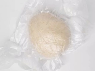 5、咸蛋黄饼干,混合均匀,揉至完全扩展阶段,盖上保鲜膜松弛20分钟