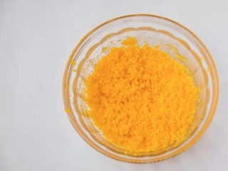 6、咸蛋黄饼干,取出烤好的咸蛋黄,捣碎