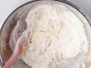 7、咸蛋黄饼干,除咸蛋黄和白酒以外,所有油酥材料混合均匀。