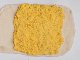 10、咸蛋黄饼干,将油酥面团均匀的铺到油皮上,不要铺满,两边留出