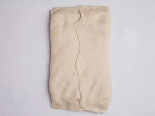 11、咸蛋黄饼干,油皮两边往中间对折,包裹住油酥