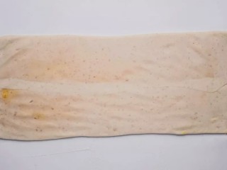 12、咸蛋黄饼干,包好后,用擀面杖将面皮擀成长方形