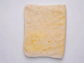 15、咸蛋黄饼干,将面皮转90度,再次擀成长方形,进行第二次三折