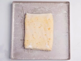 16、咸蛋黄饼干,放入托盘冷藏松弛25分钟