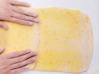 17、咸蛋黄饼干,取出面团,将面团擀成长方形,进行第三次三折