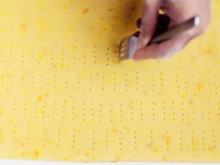 19、咸蛋黄饼干,用叉子叉出小洞