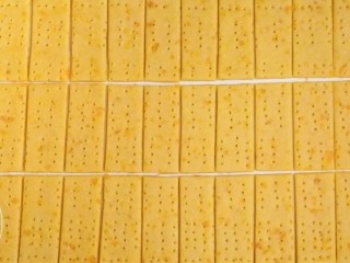 20、咸蛋黄饼干,分割成3x7cm的小长方形面片