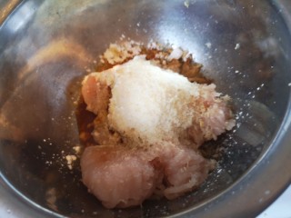 2、鸡肉抄手,加入姜末，胡椒粉，盐，生抽，花椒油。