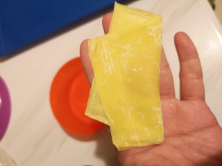 7、鸡肉抄手,斜着对折。