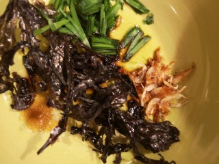 10、鸡肉抄手,在碗里放生抽，盐，虾皮，紫菜，葱花，香油。