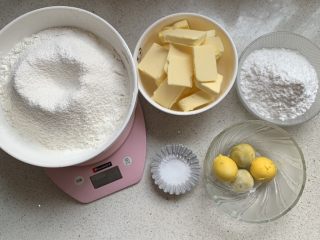 1、玛格丽特,黄油室温软化、低粉和玉米淀粉混合过筛，我这是2分份材料