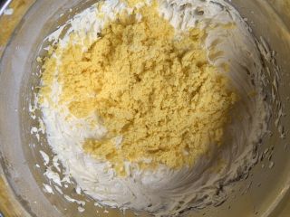 5、玛格丽特,倒入蛋黄末