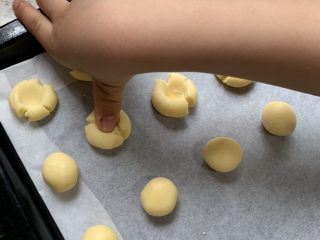 9、玛格丽特,拇指按压呈现自然裂纹