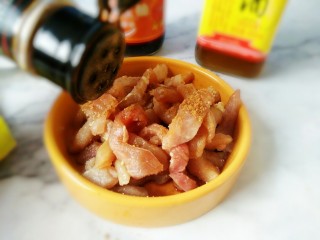 2、#猪年#糖醋里脊,加入适量白胡椒粉