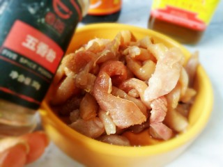 3、#猪年#糖醋里脊,加适量五香粉