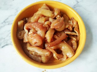 4、#猪年#糖醋里脊,最后抓匀，如图腌制至少20分钟