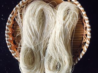 1、长寿面&生日面,温州面线、索面、素面是一道面食,主要食材是面粉,调料有食盐等,制作方法是是将面粉加适量食盐,把做好面的坯置面柜中“走透”后,拉成线状晒燥,理成线绞状即可。素面富营养易消化,为群众喜爱食品,老人祝寿、生日、妇女生小孩时都以此为主食。由于该食品具有强身健体、防老抗衰、滋阴美容等功效,故又称“长寿面”。