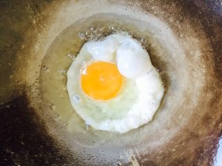 7、长寿面&生日面,起油锅加热至六成热,鸡蛋打入锅里小火煎