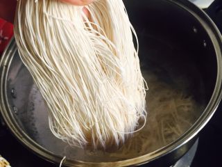 19、长寿面&生日面,放入面线,用筷子划散大火烧开两分钟即可关火