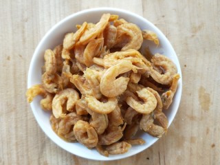 2、蒸蒸日上鲜美虾仁蒸冬瓜,提前用温水泡软,捞出沥干。