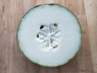 3、蒸蒸日上鲜美虾仁蒸冬瓜,冬瓜一块。