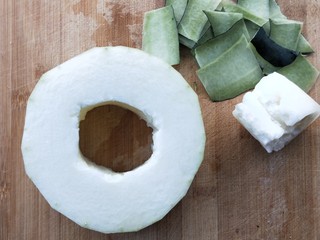 4、蒸蒸日上鲜美虾仁蒸冬瓜,给冬瓜去皮去囊去籽,留圆形○,洗净一下。