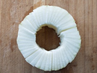 5、蒸蒸日上鲜美虾仁蒸冬瓜,顺时针均匀切开成片。