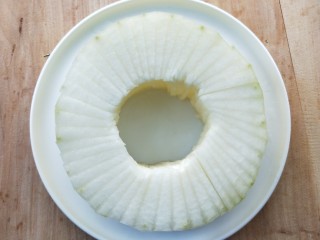 6、蒸蒸日上鲜美虾仁蒸冬瓜,放盘中,如图。