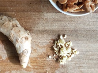 7、蒸蒸日上鲜美虾仁蒸冬瓜,切姜末。