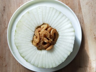 8、蒸蒸日上鲜美虾仁蒸冬瓜,把沥干的虾仁放冬瓜中间。