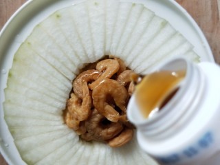 9、蒸蒸日上鲜美虾仁蒸冬瓜,倒入适量料酒。